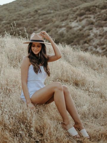 Надежда Элегантная Брюнетка